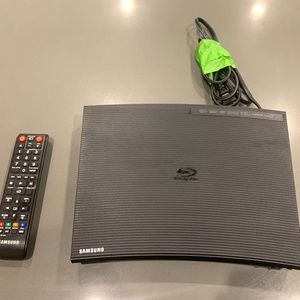 Samsung SMART WiFi Blue-Ray Player w/remote Model: BD-J5700